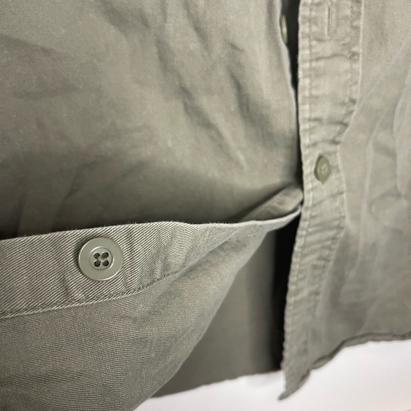 Men’s No Boundaries Collared Army Green Cutoff Shirt - Size Medium - Preloved - Picture 5 of 5